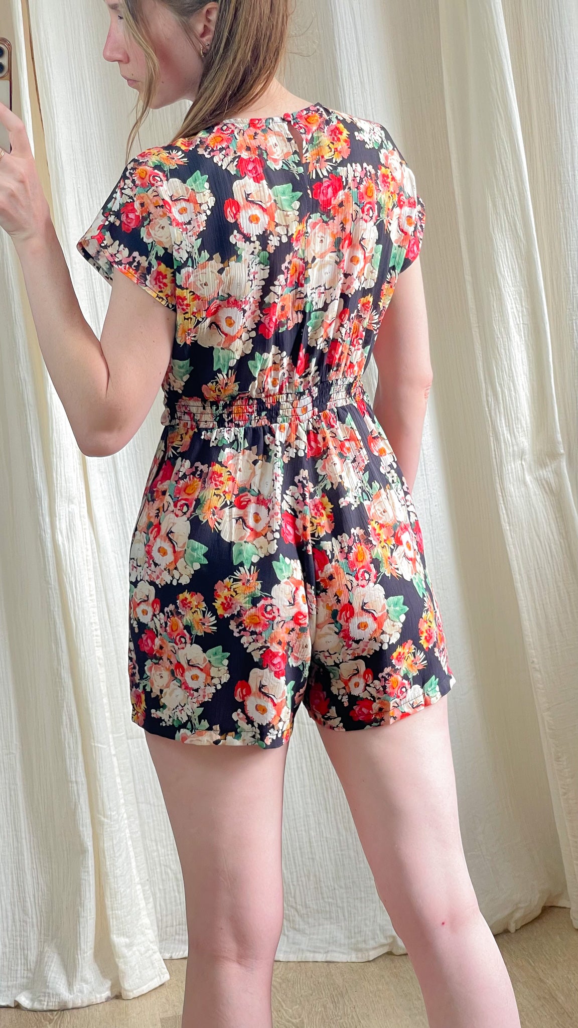 Combishort Leslie noir à imprimé floral multicolore, coupe fluide avec taille élastiquée, idéal été femme