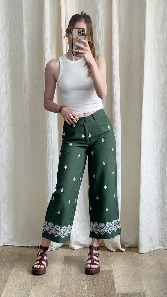 Pantalon large vert sapin broderies ethniques blanches femme style bohème chic taille haute