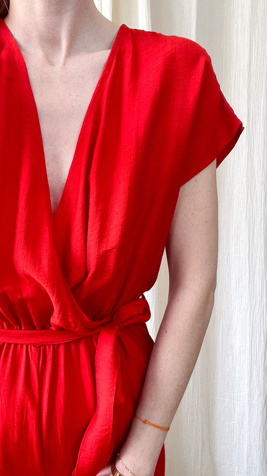 Combinaison Héléna rouge vif cache-cœur avec ceinture nouée, manches courtes, style élégant femme été