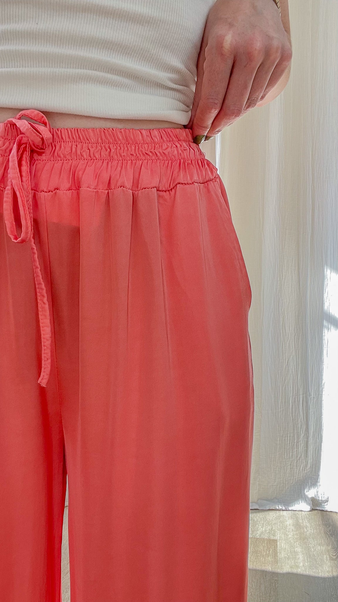 Pantalon fluide satiné corail taille élastique avec lien à nouer femme coupe large confortable
