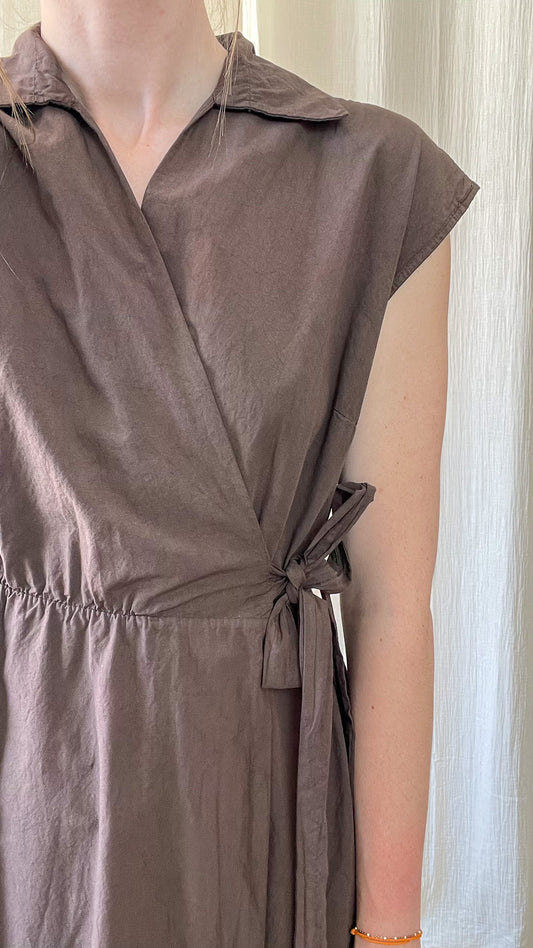 Robe portefeuille marron taupe col chemise manches courtes avec ceinture à nouer femme style minimaliste