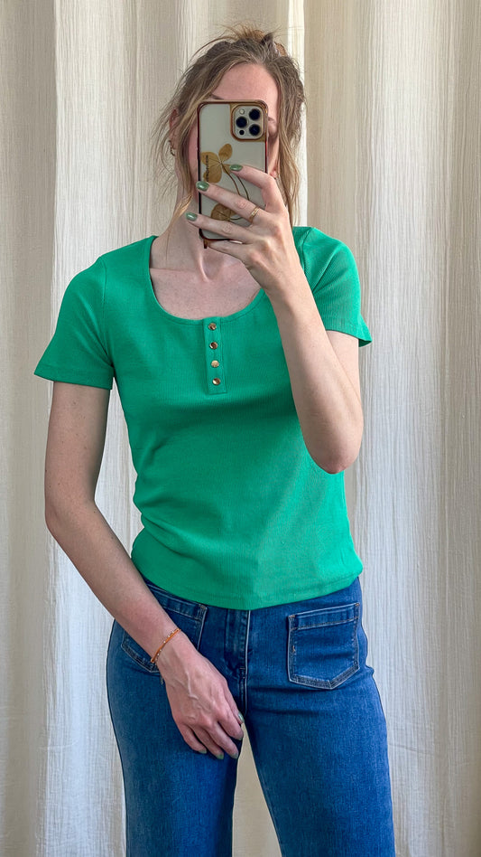 T-shirt côtelé vert femme manches courtes col rond avec boutons dorés style casual chic