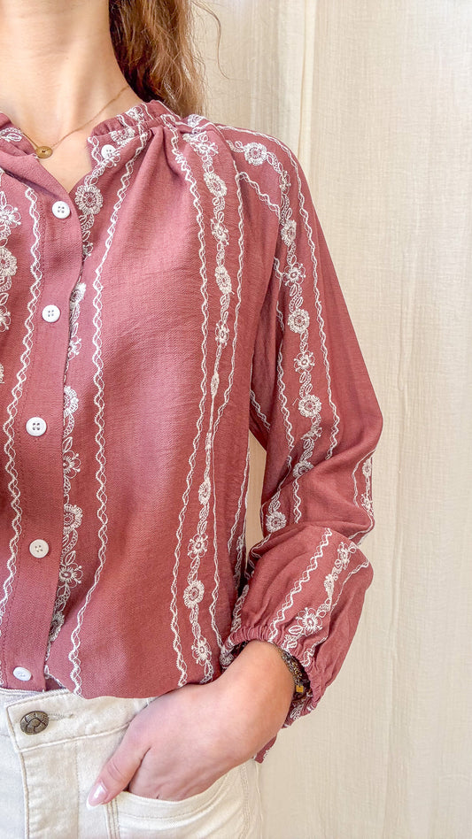Blouse Monique - Blouse brodée rose col volanté