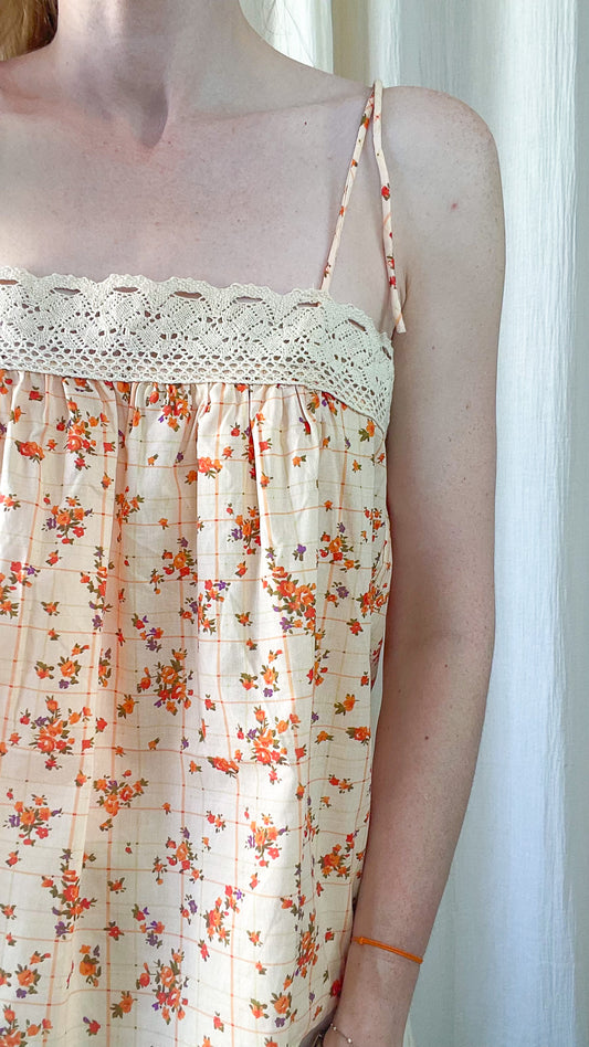 Top Mariam à fines bretelles motif floral orange et violet avec dentelle blanche style bohème romantique femme