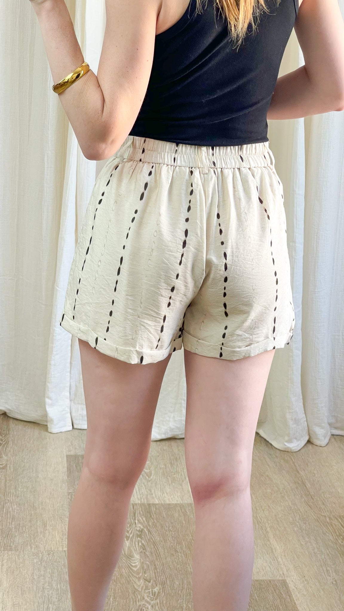 Short fluide beige imprimé pointillés noirs taille élastique femme, short léger été style bohème