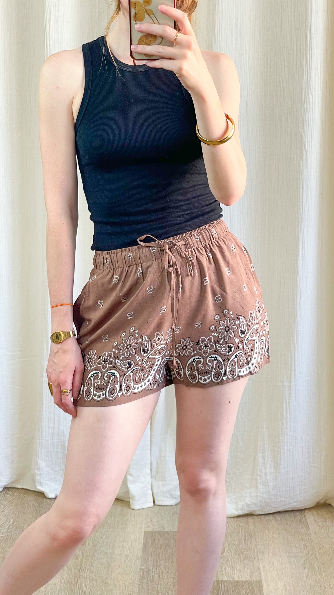 Short Éléna marron camel imprimé bandana paisley femme taille élastique style bohème été