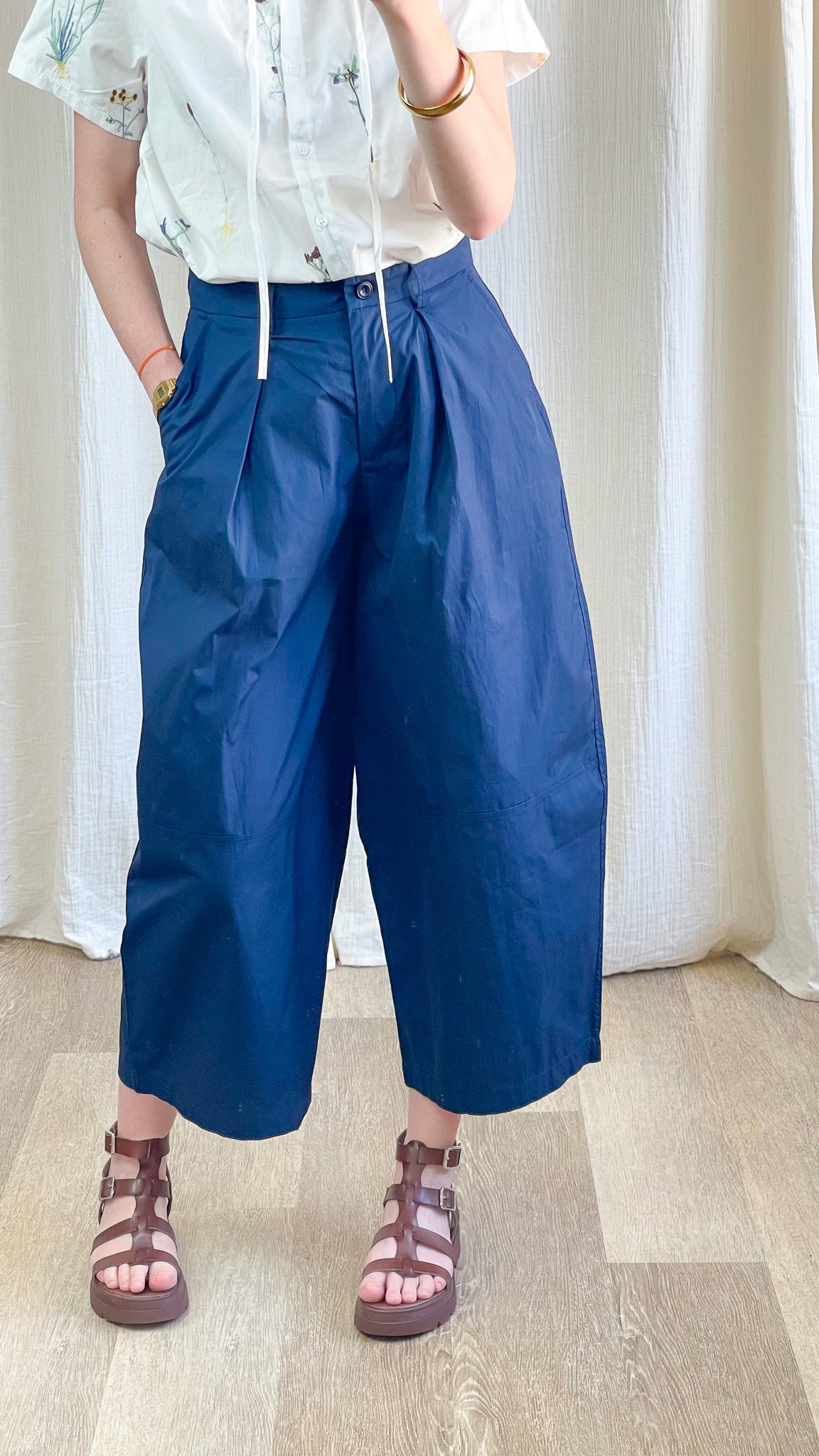 Pantalon large bleu marine taille haute plissé coupe cropped femme style japonais coton