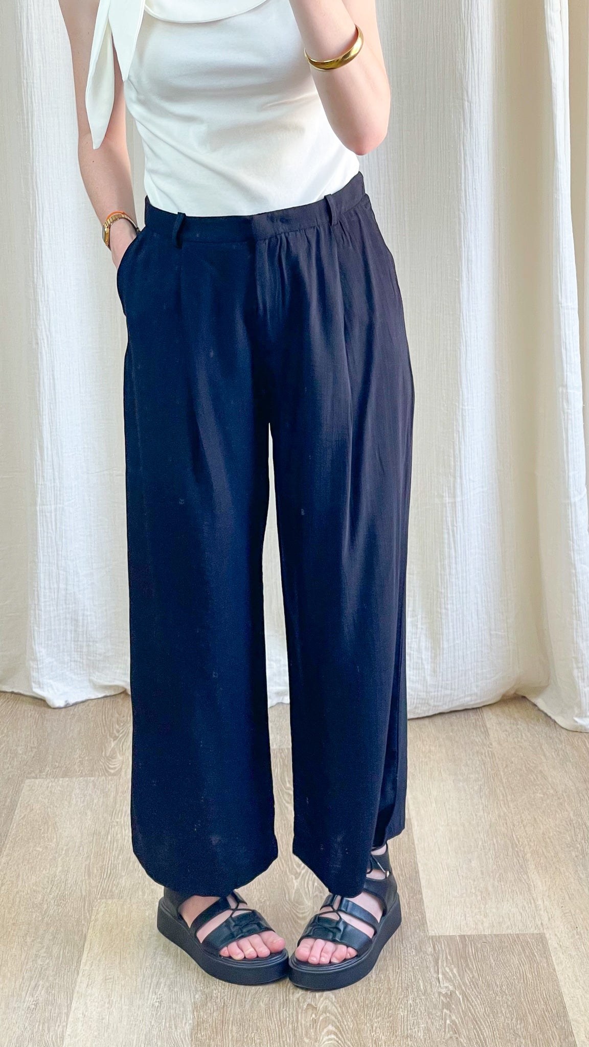 Pantalon large fluide noir taille élastique Sofia femme style décontracté chic avec poches latérales