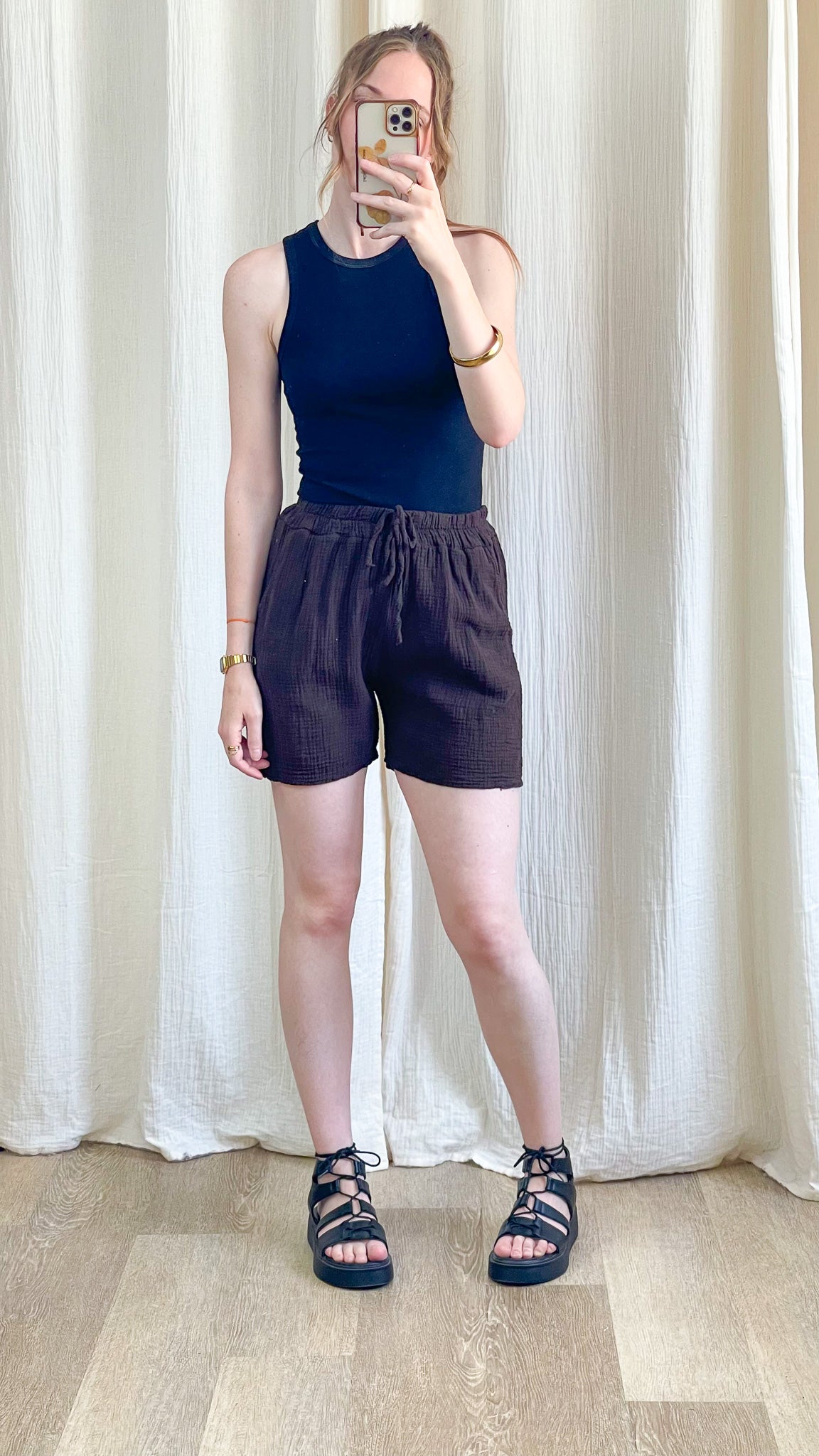 Short Inda en gaze de coton noir femme taille élastique avec lien coupe fluide confortable été