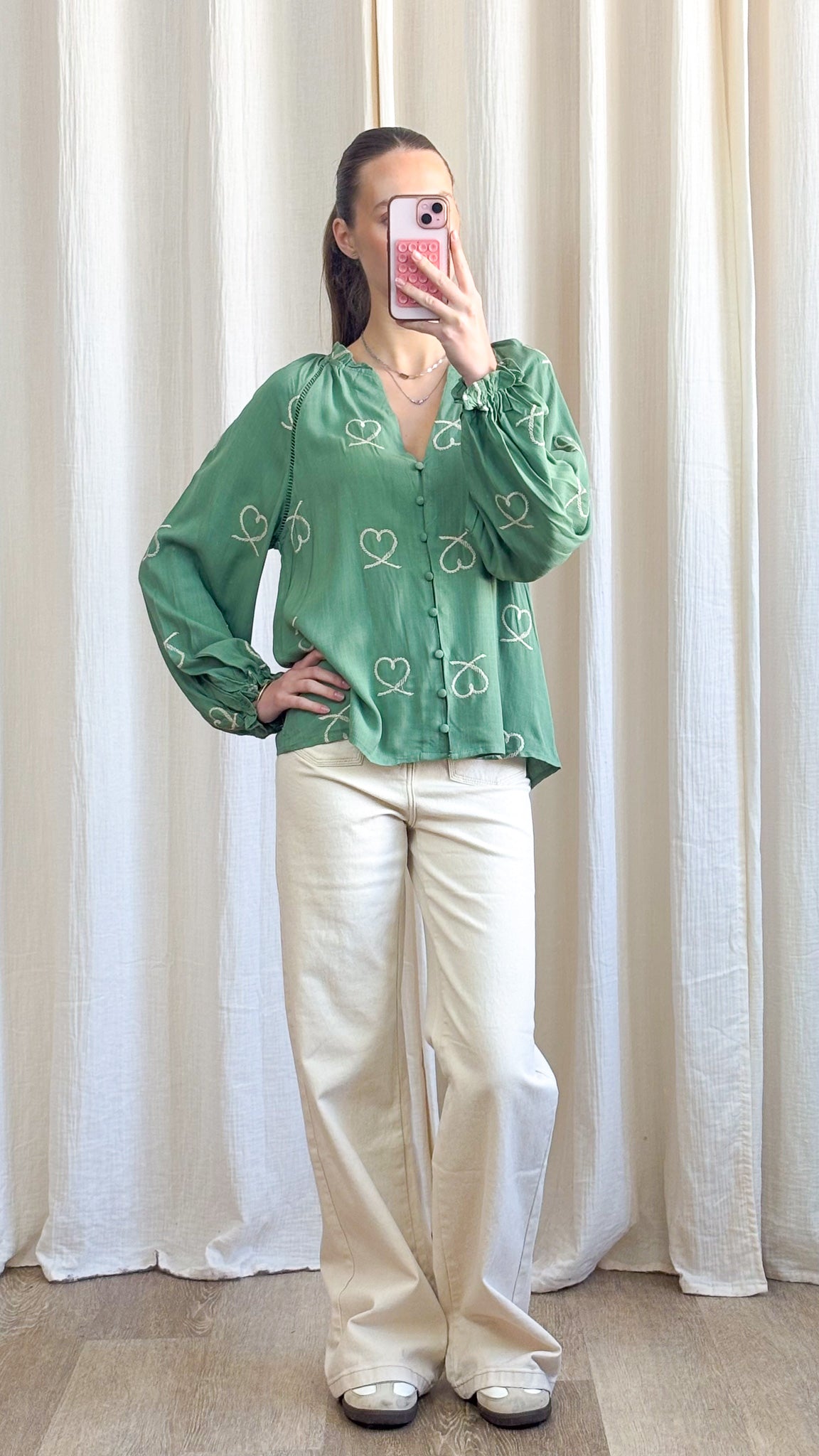 Blouse Léa-Marie – Blouse fluide verte brodée cœurs