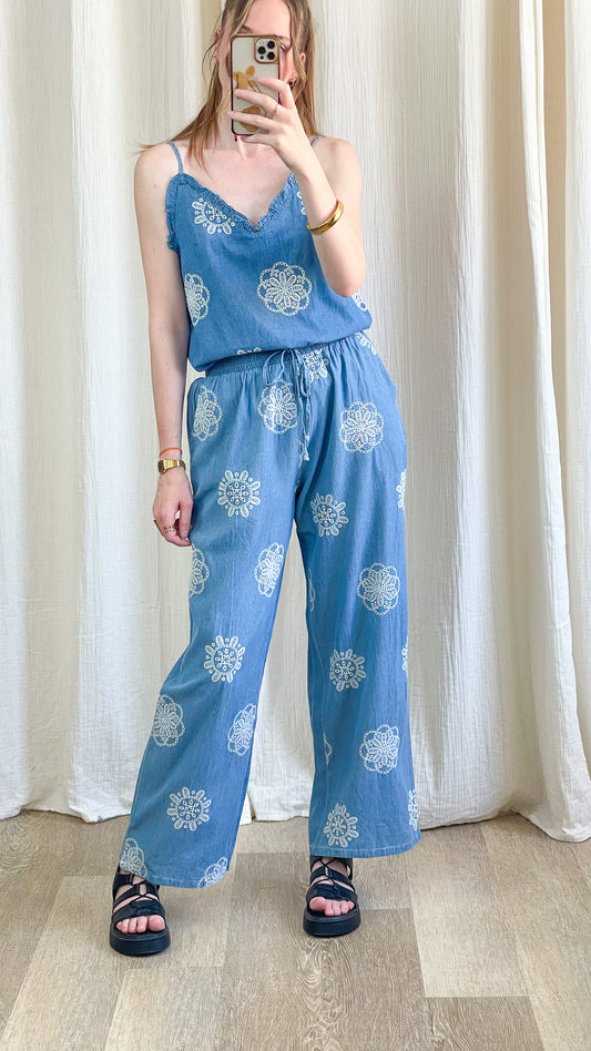 Pantalon Aria fluide bleu ciel motifs broderie anglaise blanche style bohème chic femme été