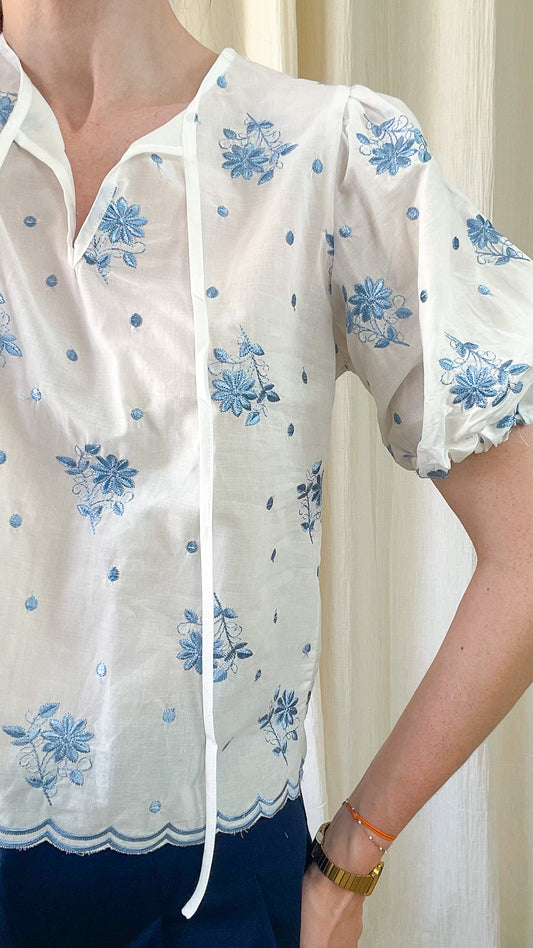 Blouse blanche broderie florale bleue manches bouffantes style bohème chic femme col V liens à nouer