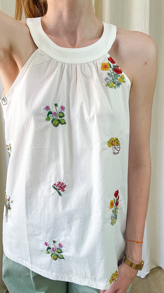 Top blanc sans manches col rond avec broderies florales colorées style champêtre femme été