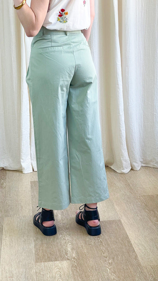 Pantalon large vert sauge taille haute coupe cropped femme style chic décontracté