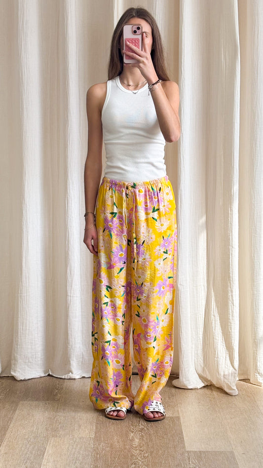 Pantalon Fleurs – Pantalon large fleuri fond jaune ensoleillé