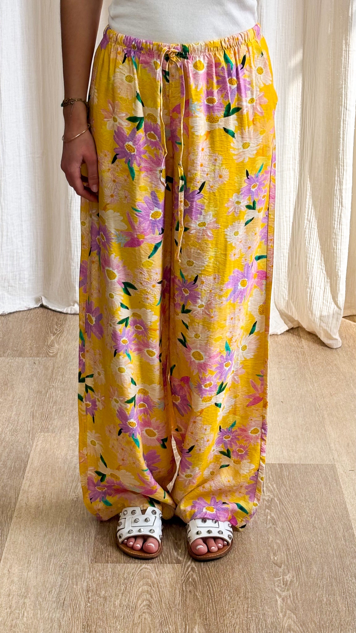 Pantalon Fleurs – Pantalon large fleuri fond jaune ensoleillé