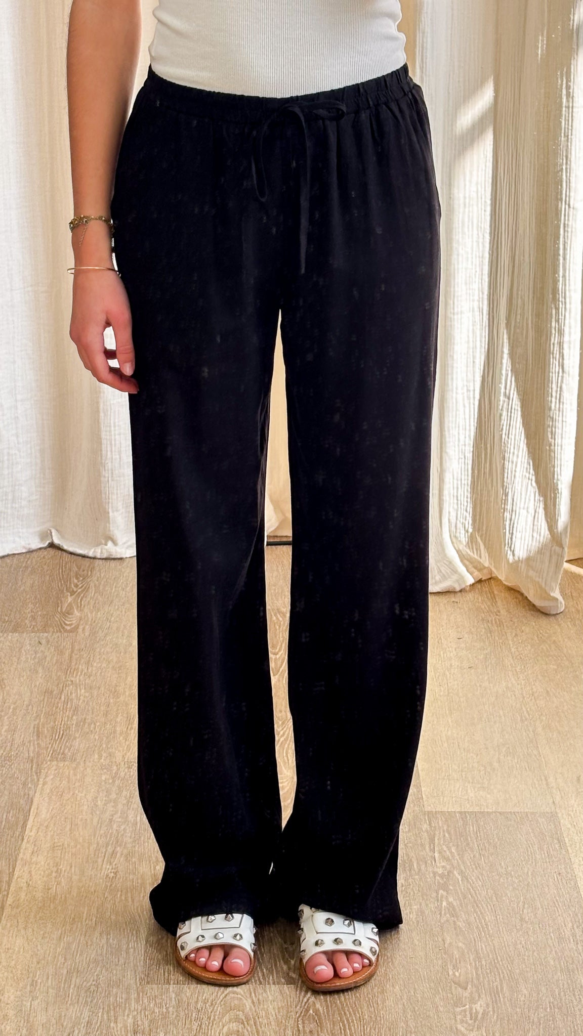 Pantalon large noir fluide Maya taille élastiquée avec lien à nouer style casual chic femme