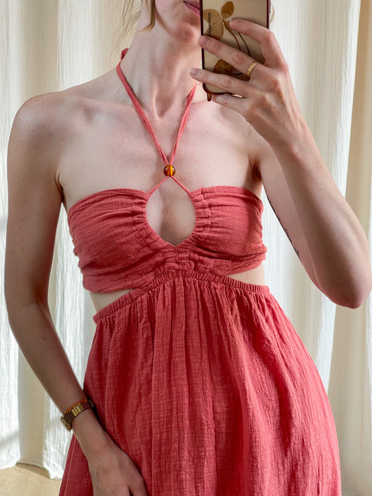 Robe Mira corail en gaze de coton avec découpes taille et décolleté à perle ambrée style bohème été femme