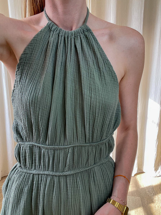 Combinaison femme vert sauge en gaze de coton col halter dos nu style bohème chic été