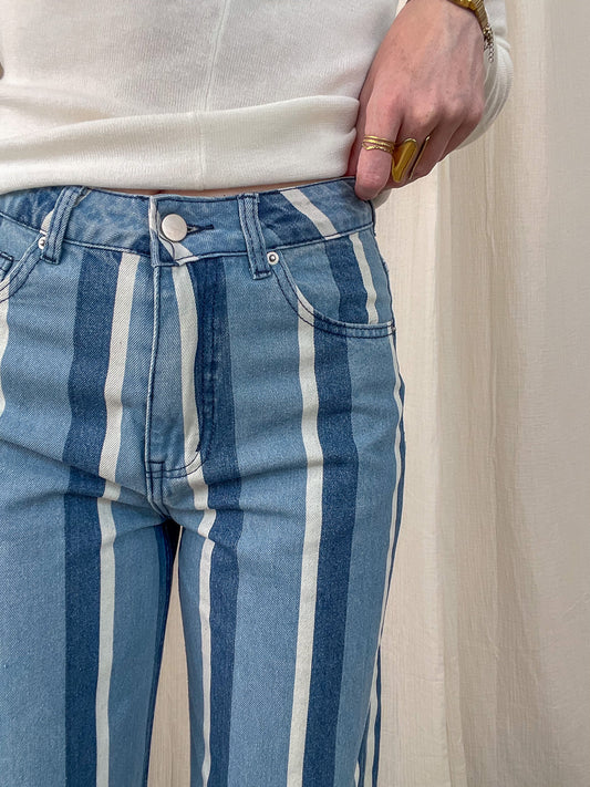 Jean Ellie femme coupe droite à rayures verticales bleu et blanc style vintage denim rayé tendance