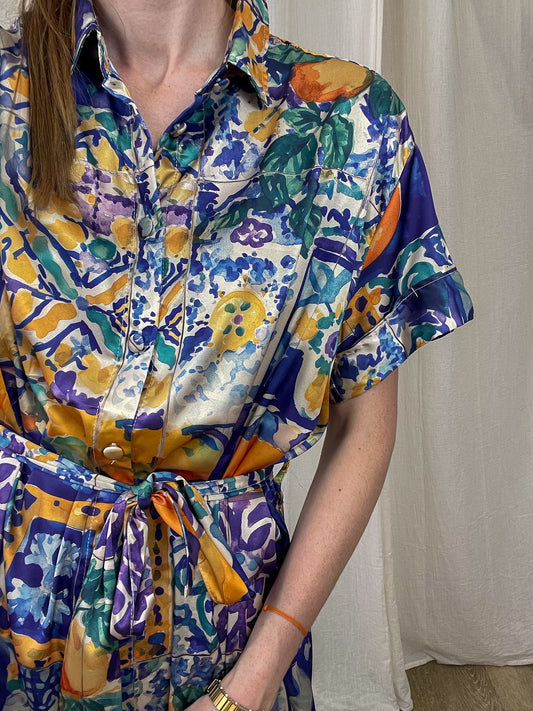 Robe chemise satinée imprimé tropical multicolore bleu violet orange ceinturée à la taille style bohème chic femme