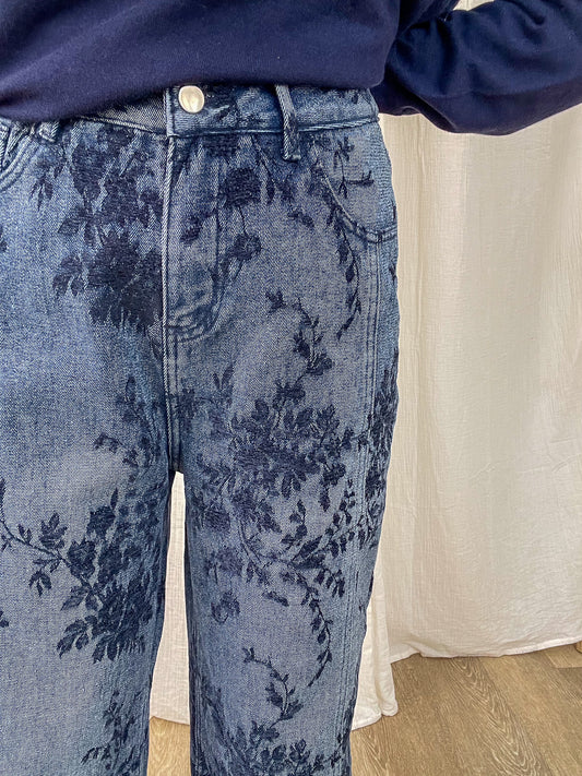 Pantalon jean Jazlyn bleu délavé broderie florale ton sur ton coupe droite femme style bohème chic