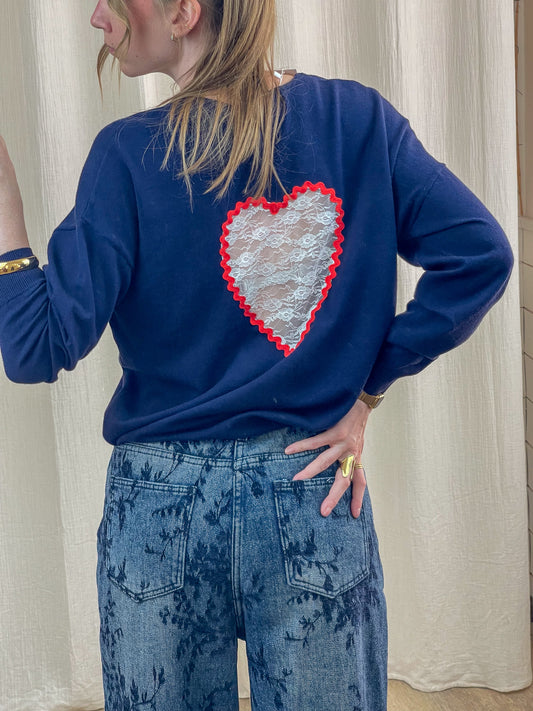 Pull bleu marine femme avec dos ajouré cœur en dentelle blanche bordure rouge, style romantique original