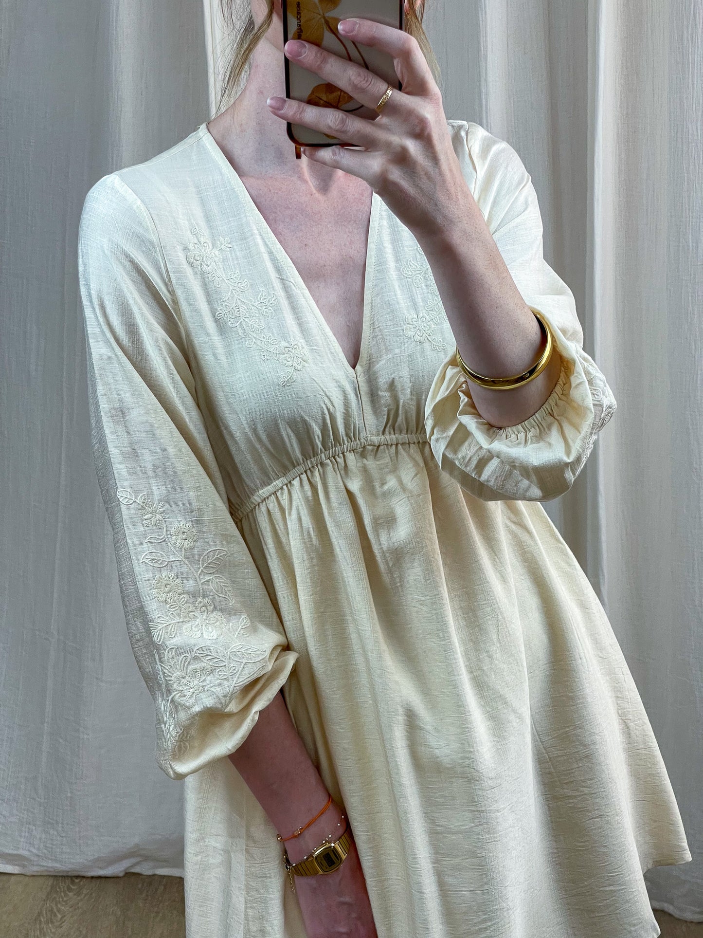 Robe Penny écrue en coton brodé style bohème, décolleté V et manches bouffantes, robe longue femme esprit romantique
