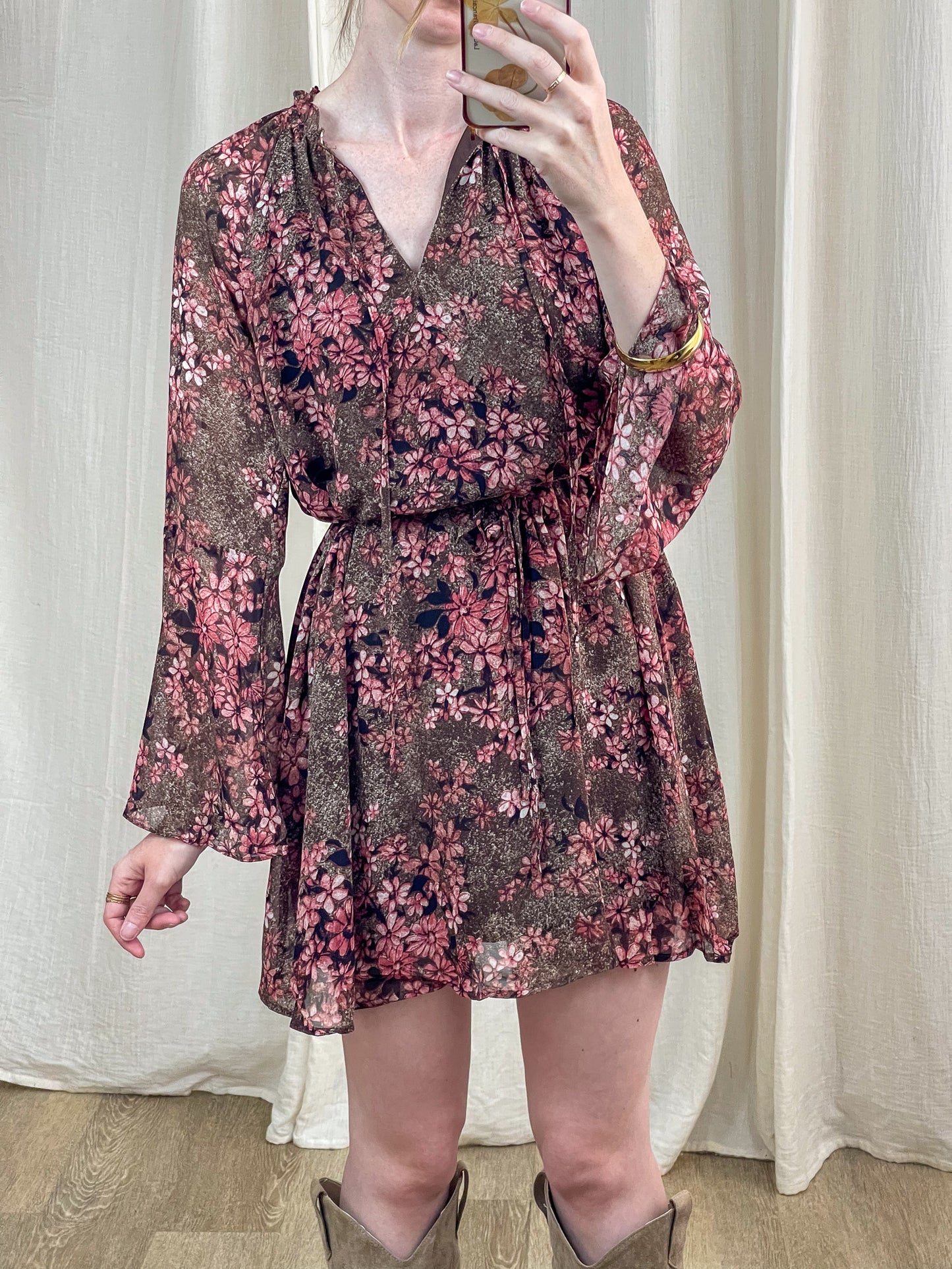 Robe courte fleurie rose et marron manches longues évasées style bohème femme avec ceinture à nouer