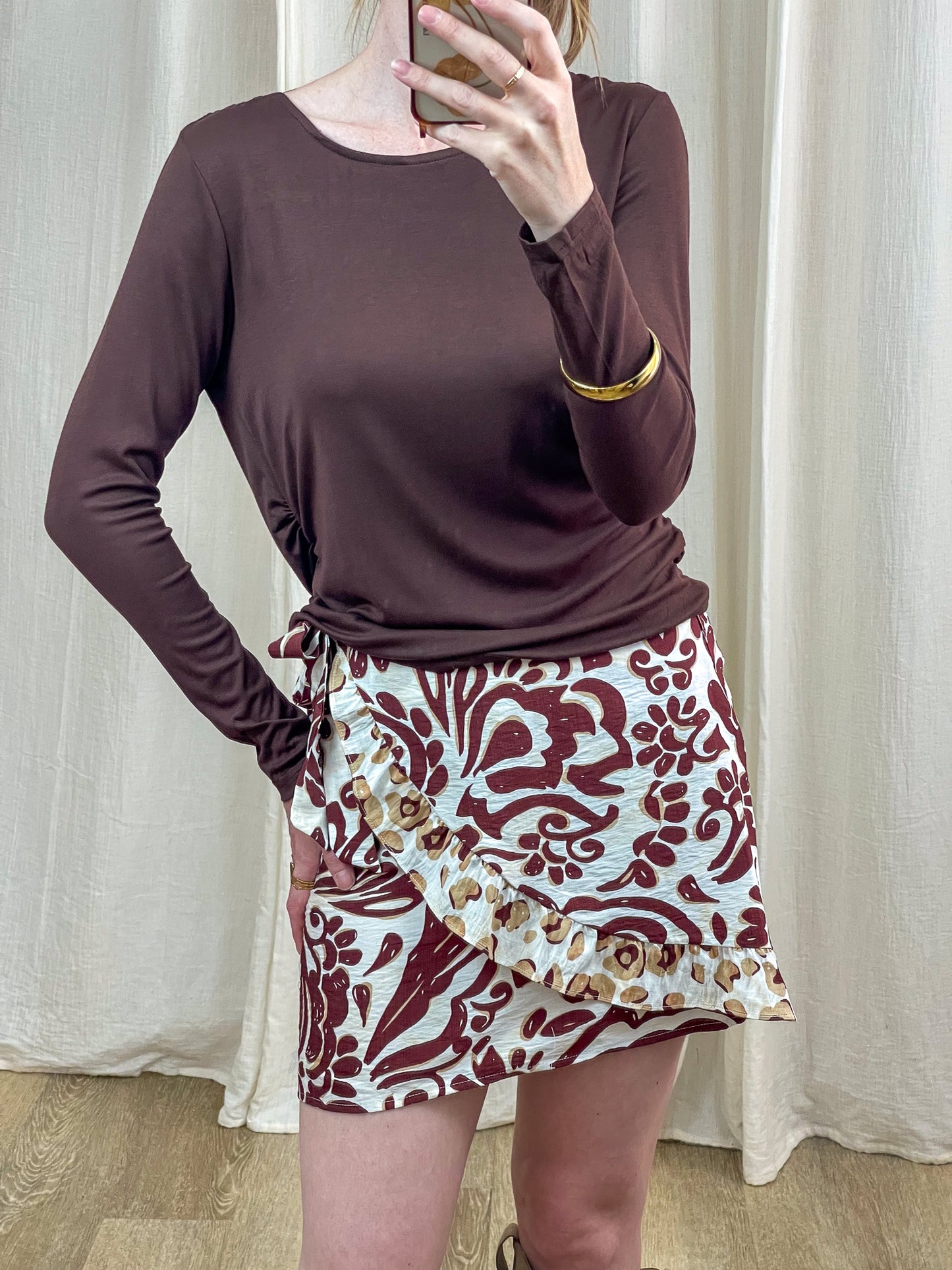 T-shirt manches longues marron chocolat femme coupe ajustée basique porté avec jupe imprimée ethnique