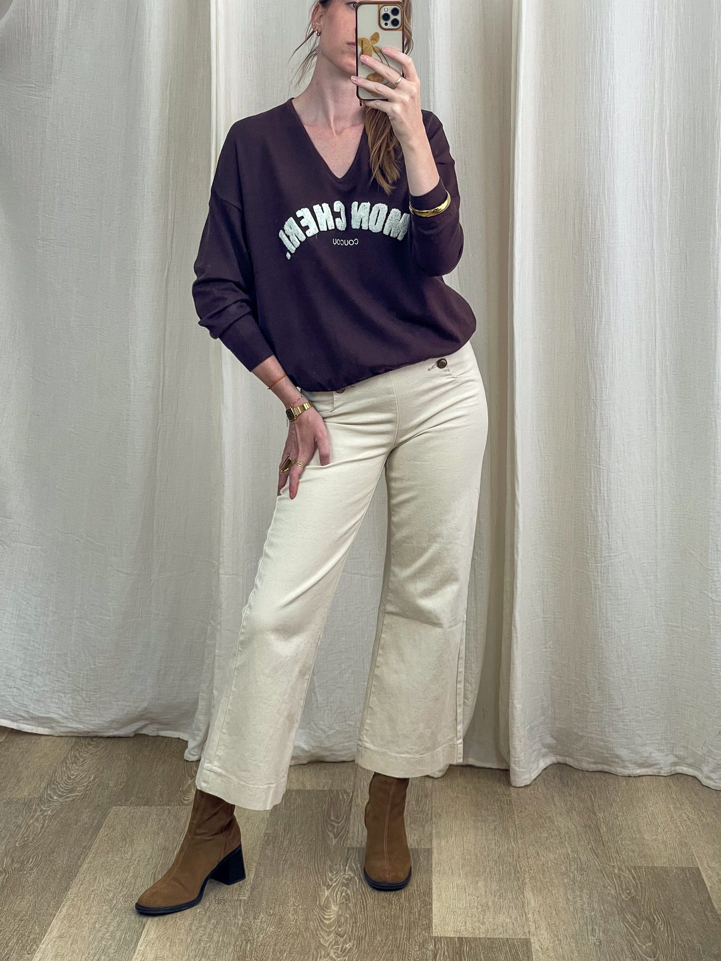 Pull col V bordeaux oversize femme inscription MON CHERI porté avec pantalon écru coupe large style décontracté chic