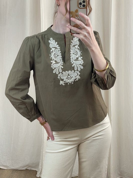 Blouse Leighton kaki en coton avec broderie florale blanche style bohème femme col mao manches trois-quarts