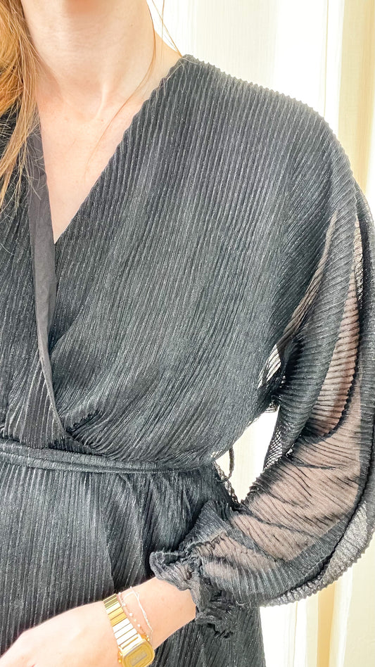 Robe Jessie – Robe noire plissée à volants