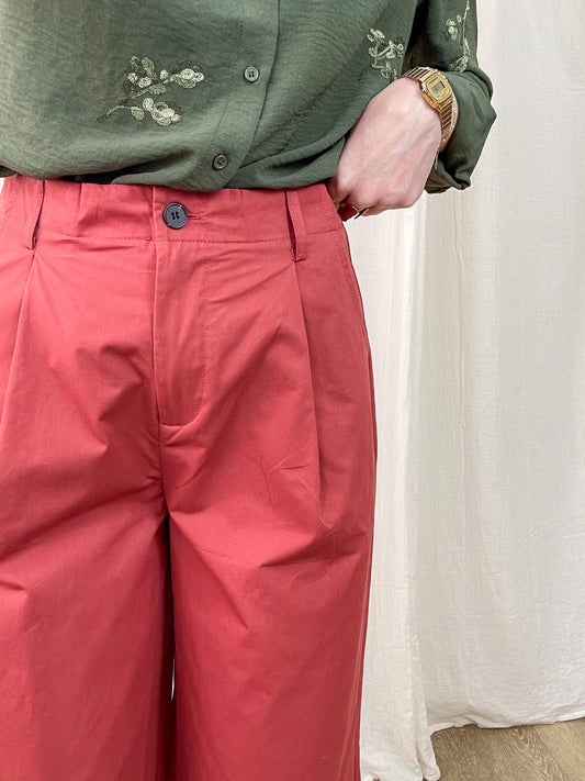 Pantalon large rose corail taille haute à pinces Daphne porté avec chemise verte brodée style casual chic femme