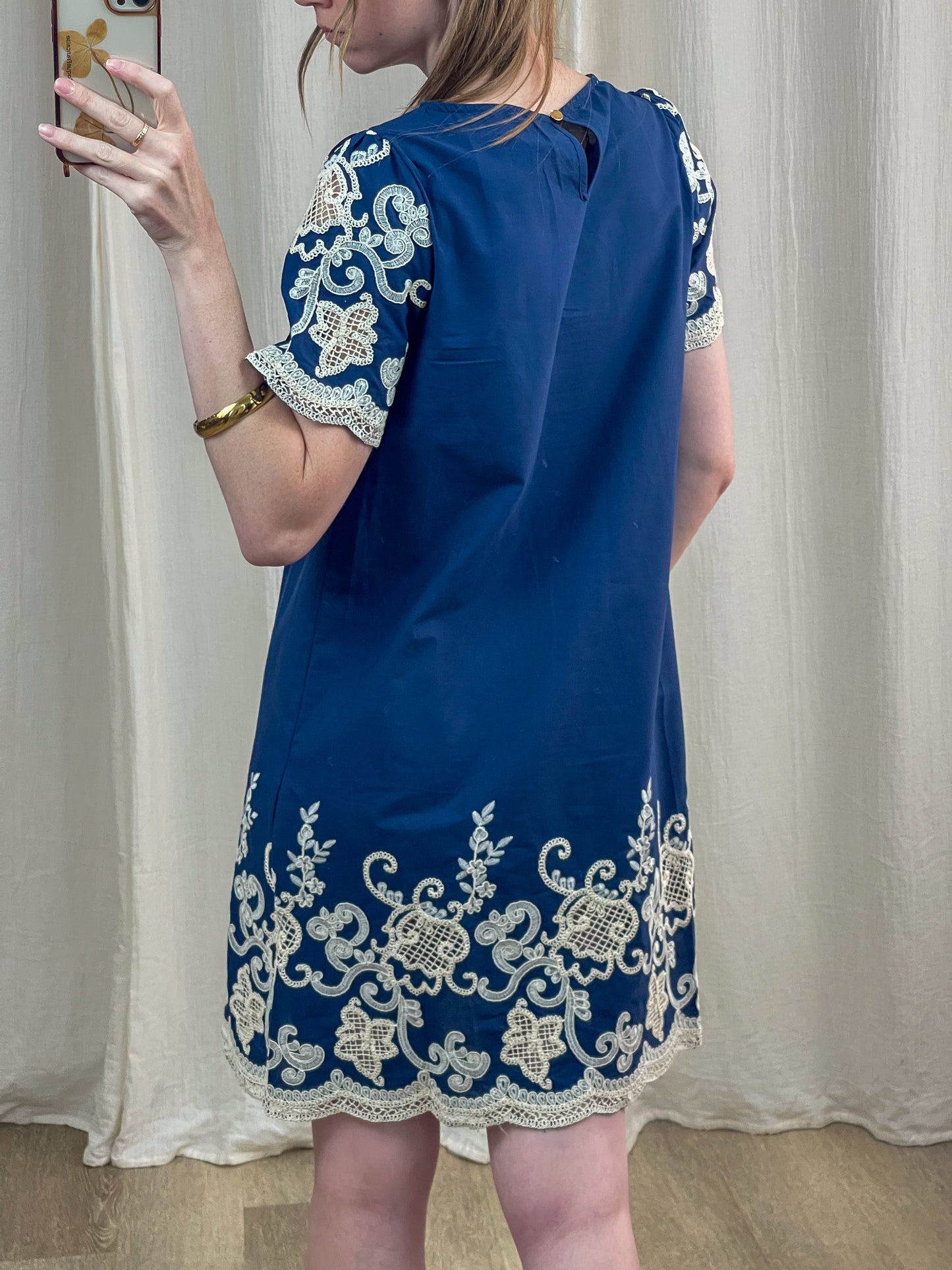 Robe droite bleu marine broderies blanches ajourées manches courtes style bohème chic femme