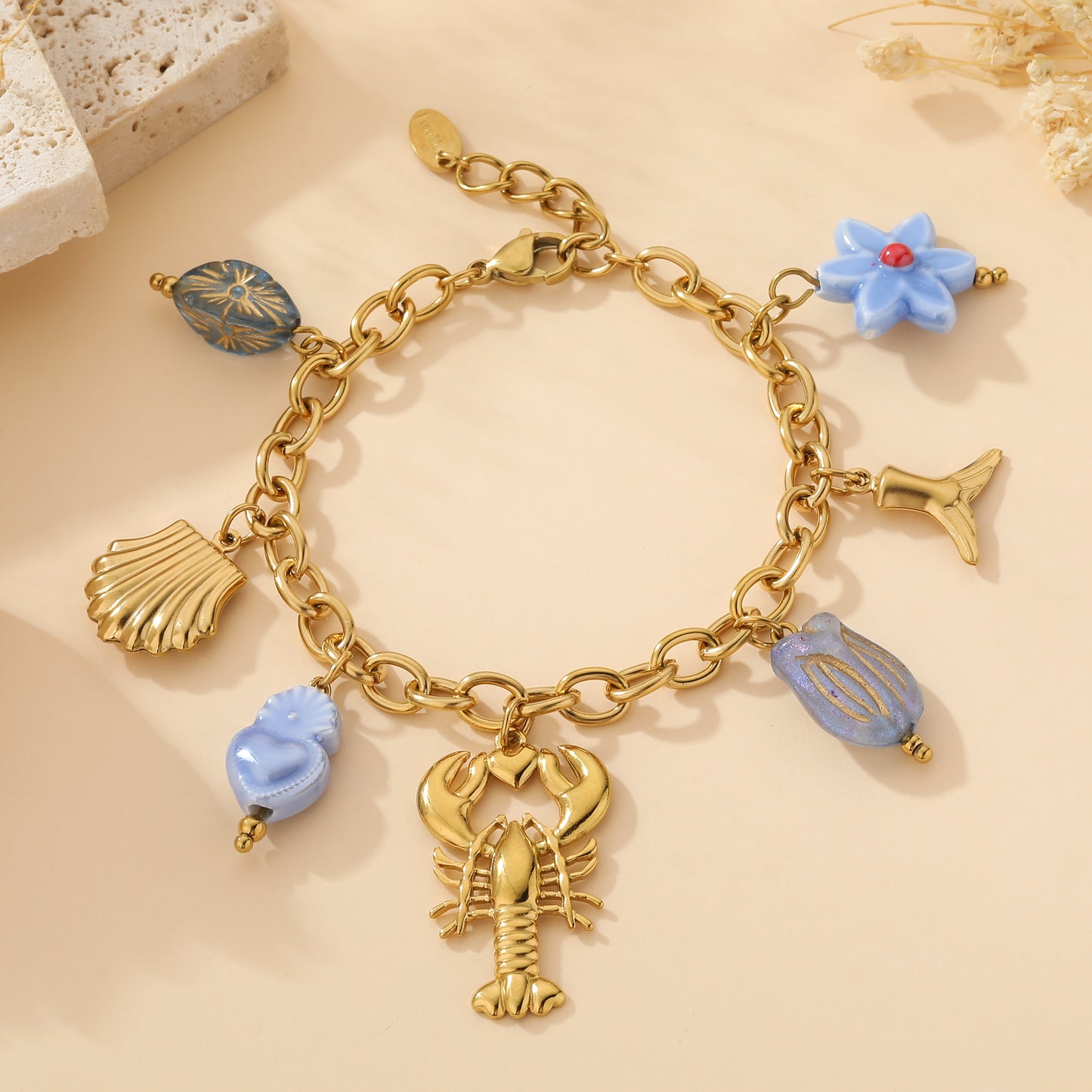 Bracelet chaîne doré Azur avec breloques marines homard coquillage et perles bleues style océan femme