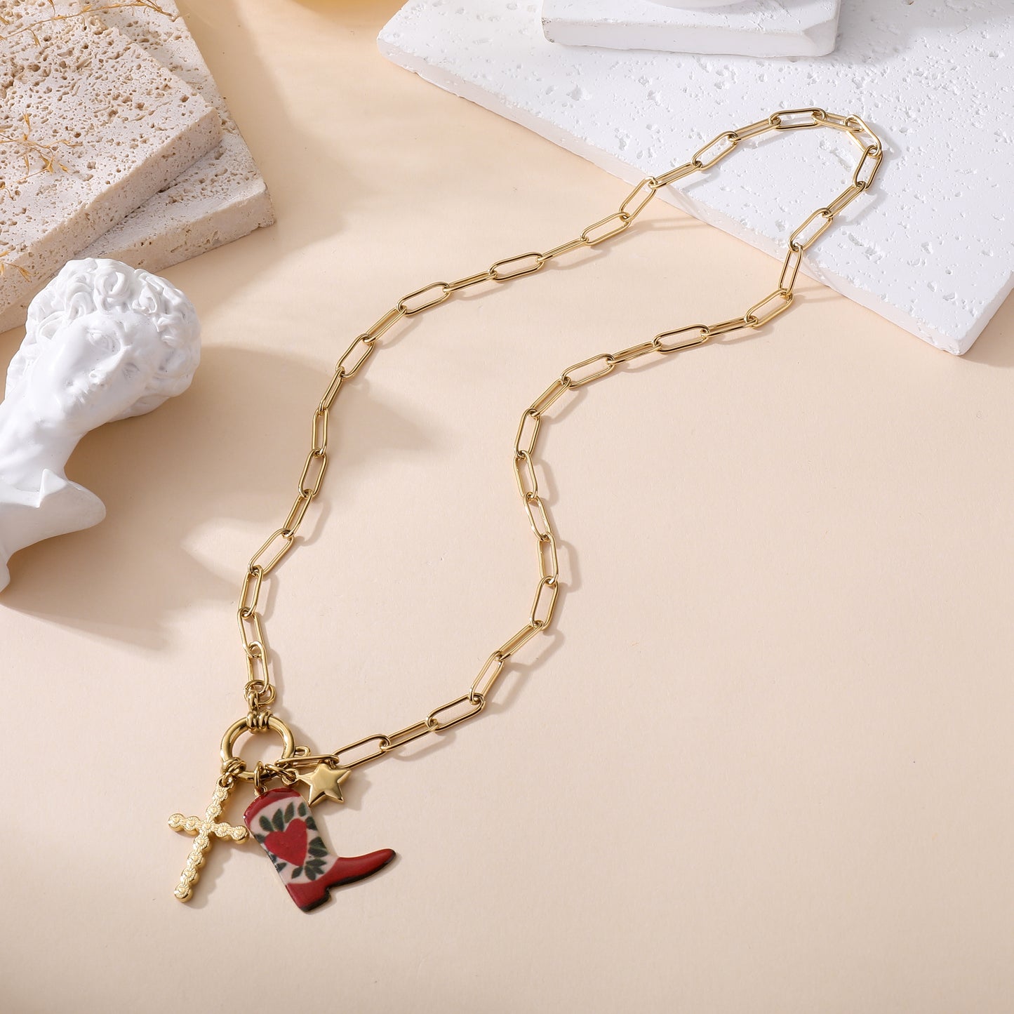Collier chaîne dorée maille rectangulaire avec pendentifs santiag rouge floral, croix et étoile style western bohème femme