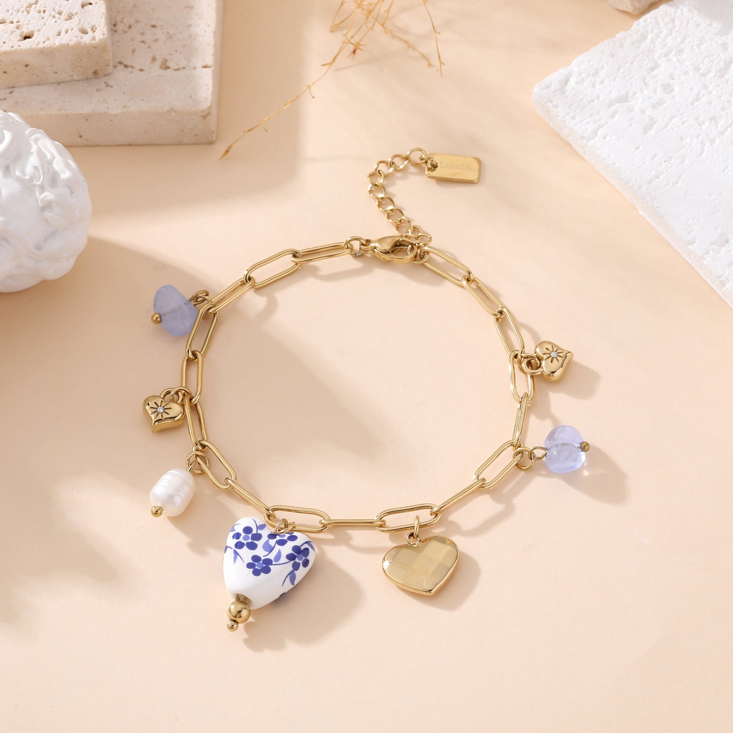 Bracelet chaîne dorée avec charms cœurs porcelaine bleu blanc style romantique femme bijou fantaisie tendance