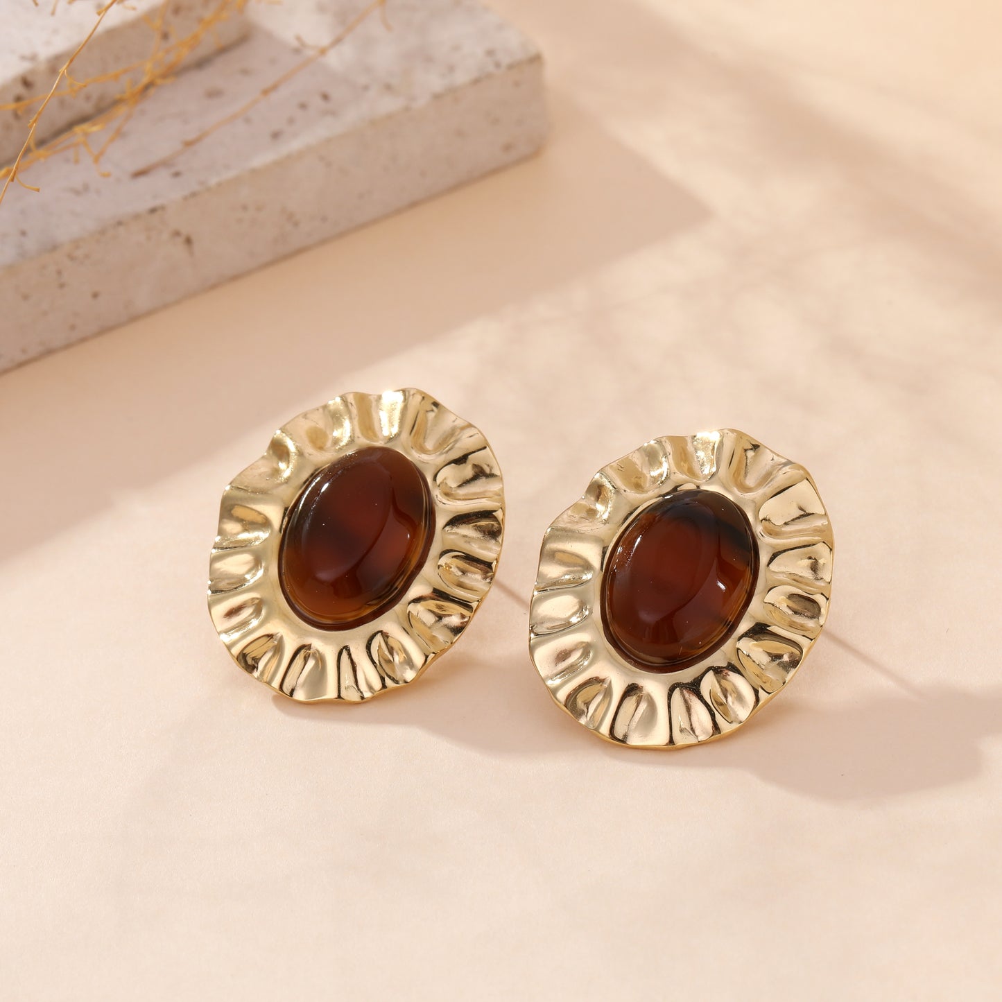 Boucles d'oreilles dorées ovales avec cabochon ambre marron style vintage femme bijoux fantaisie chic