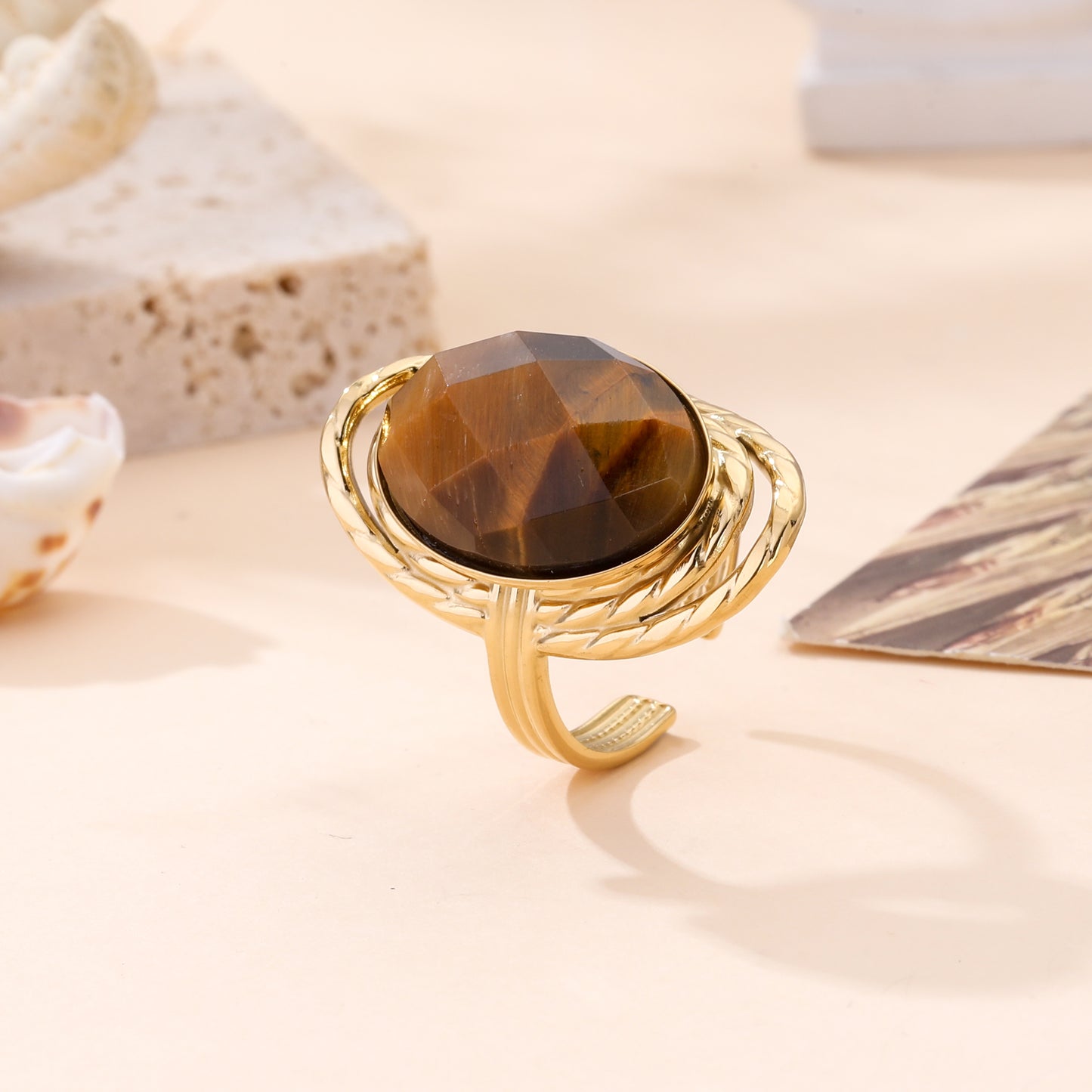 Bague ajustable dorée avec pierre œil de tigre facettée ronde et monture tressée bijou bohème femme