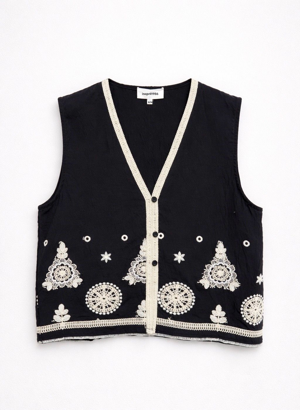 Gilet sans manches noir broderies blanches crochet style bohème femme coupe droite boutonnée