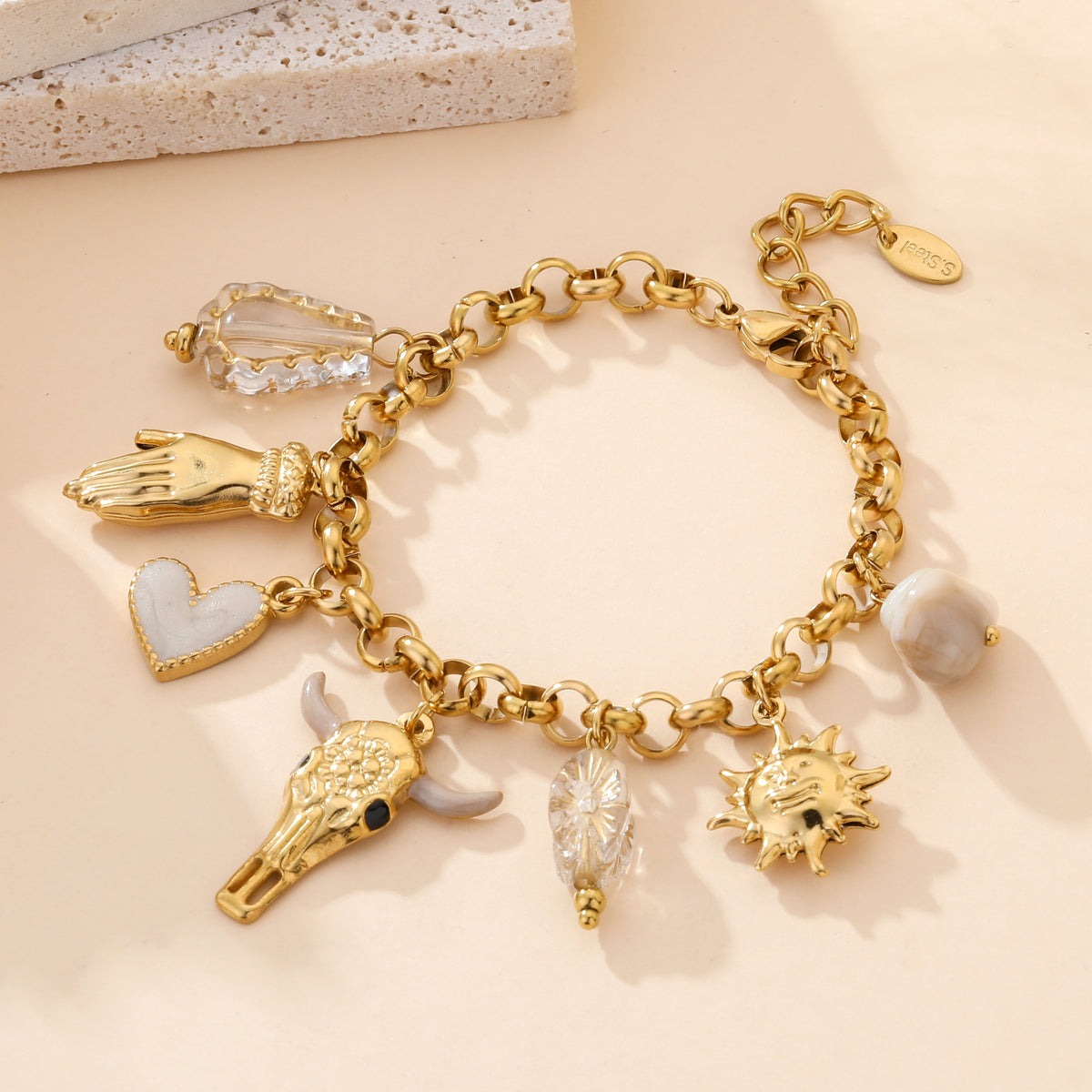 Bracelet à breloques dorées avec pendentifs soleil, cœur, tête de buffle et perles, bijou fantaisie bohème chic femme