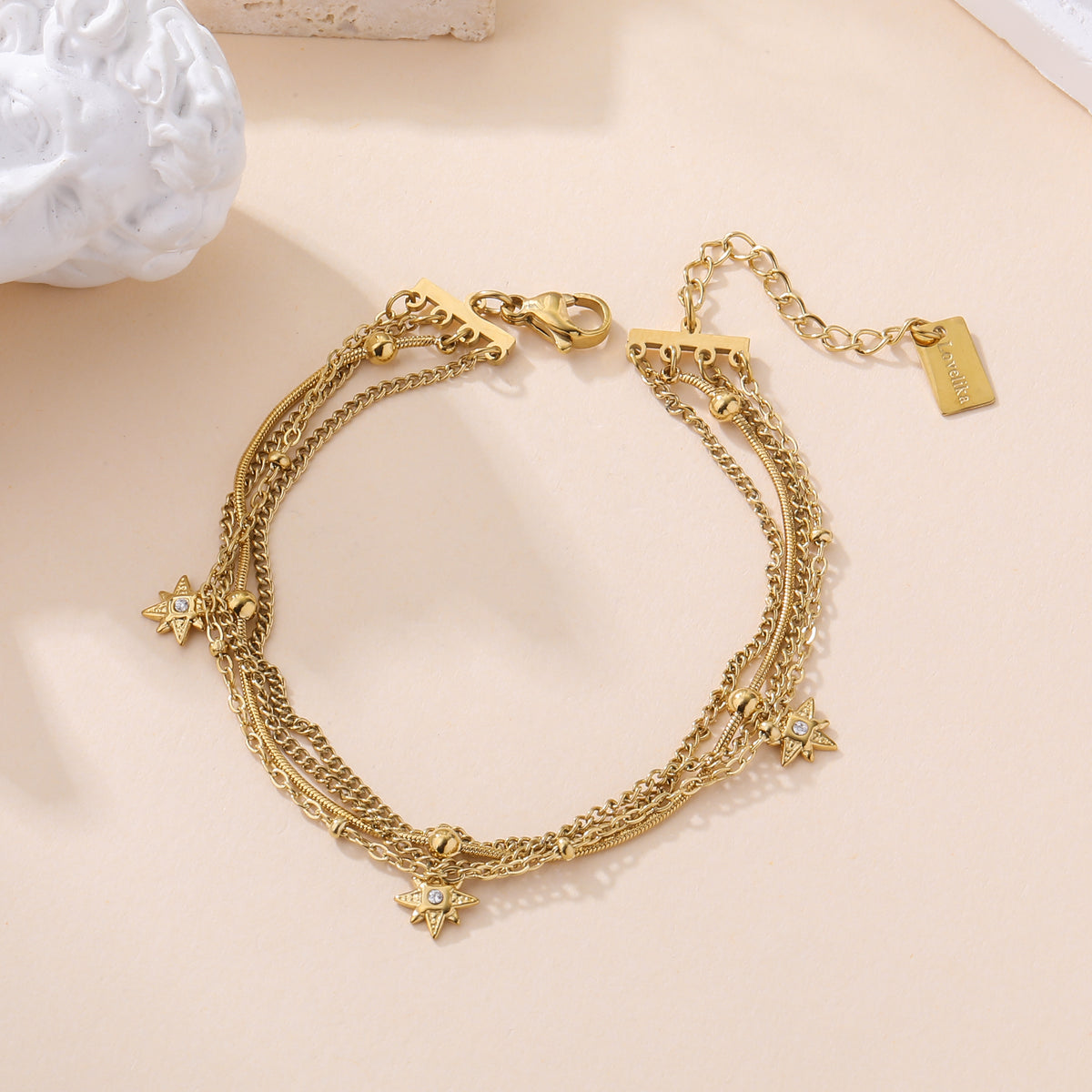 Bracelet chaîne multi-rangs doré avec breloques étoiles et strass, bijou femme tendance bohème chic