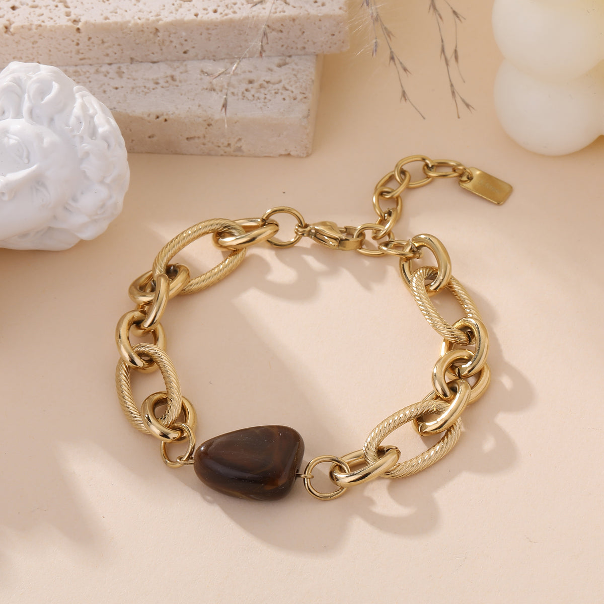Bracelet chaîne dorée maillons texturés avec pierre naturelle marron tigre bijou femme tendance