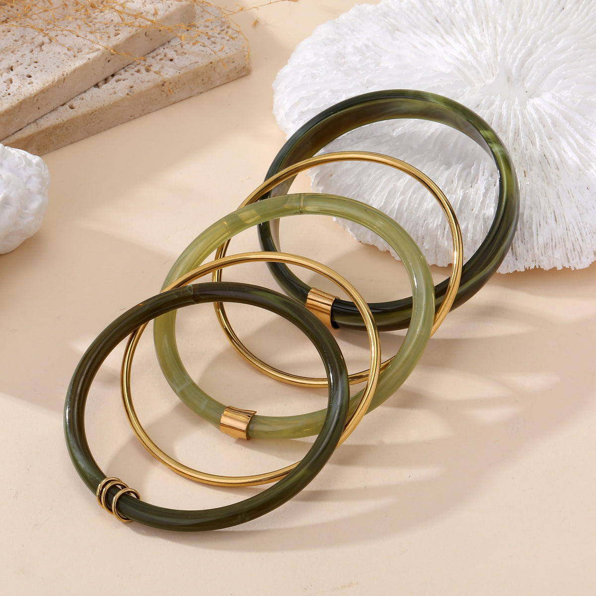 Ensemble de bracelets joncs verts effet marbré et dorés avec détails métalliques style bohème chic femme