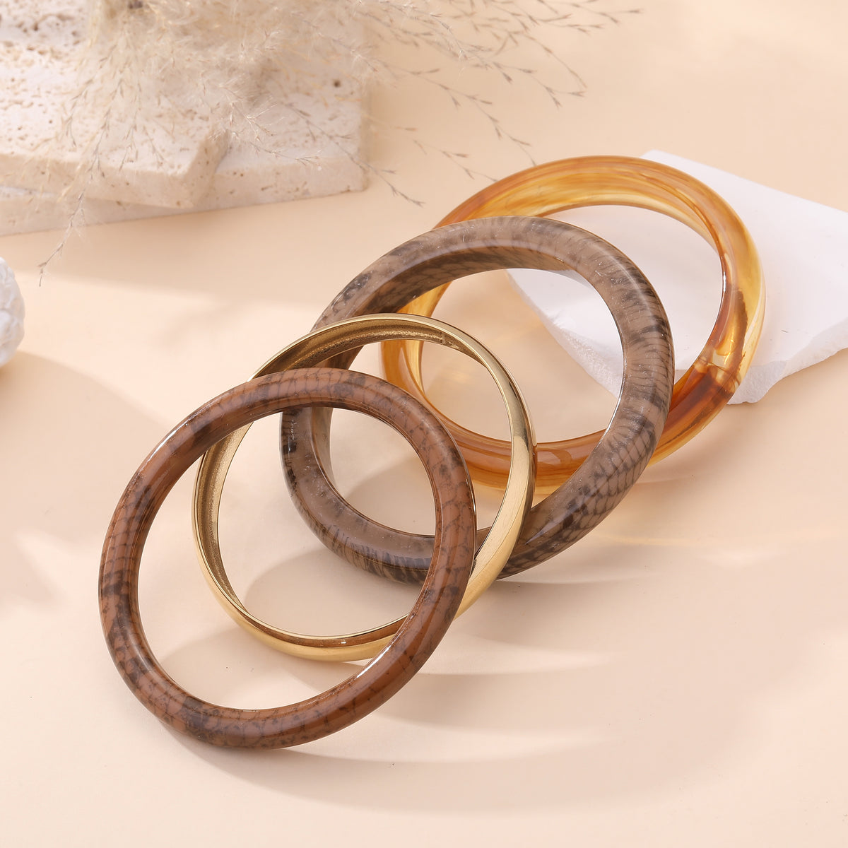 Lot de 4 bracelets joncs femme effet marbré marron et doré style bohème chic accessoire mode tendance