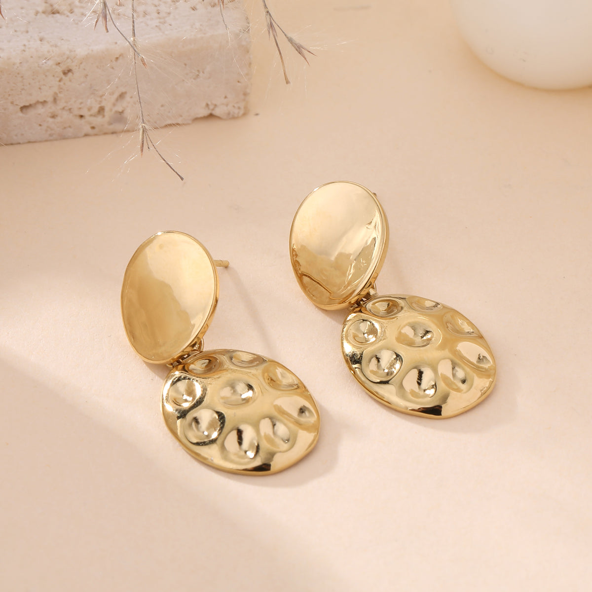 Boucles d'oreilles pendantes dorées martelées double médaillon ovale style bohème chic femme