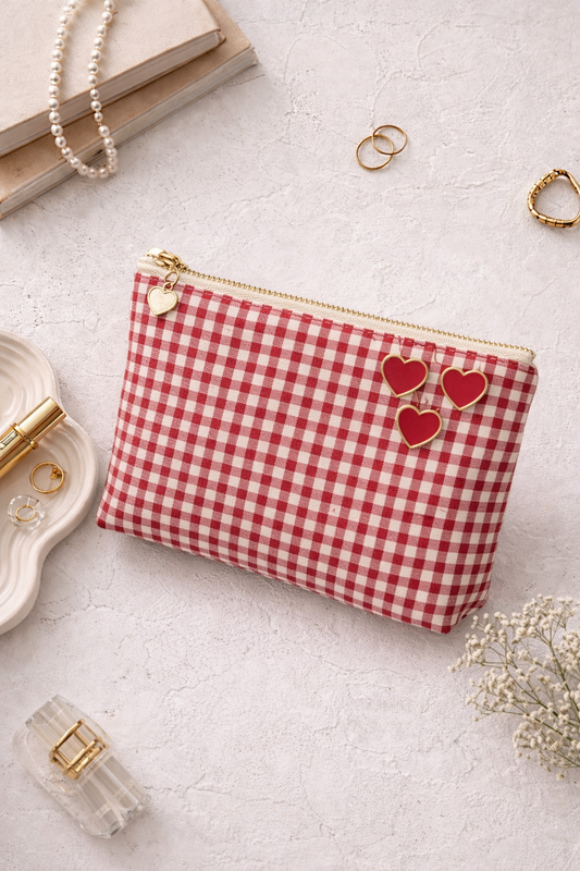 Trois pin’s cœur rouge émaillé avec contour doré sur trousse vichy
