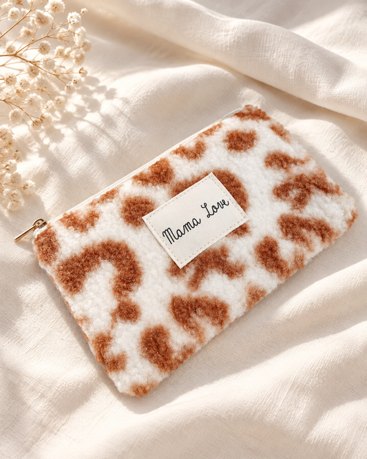 Pochette moumoute léopard beige et caramel Mama Love, trousse femme tendance en fausse fourrure douce