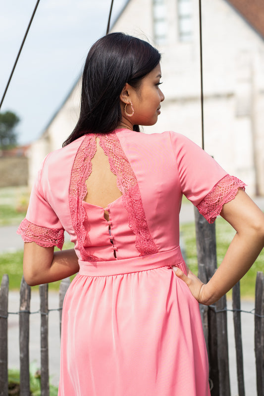 Robe Valéria rose dos ouvert dentelle romantique femme, détails guipure manches courtes style bohème chic